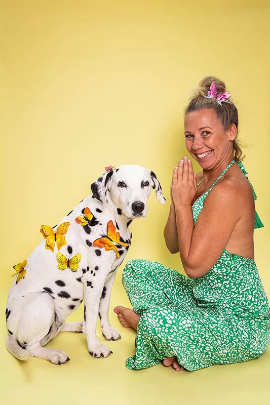 La fondatrice de My Karma Dog avec son chien