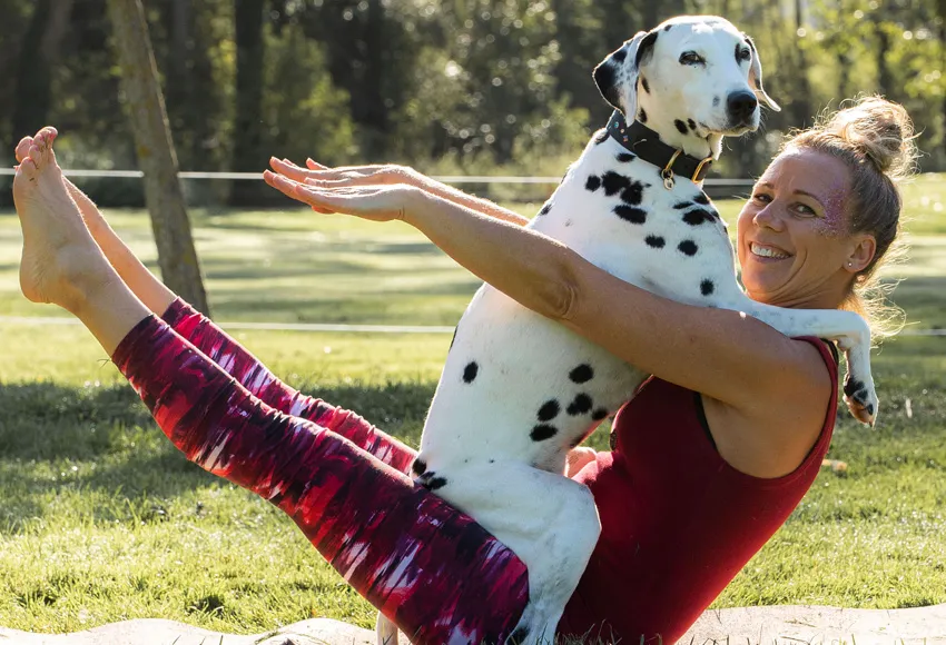Séance de Doga, yoga en duo avec son chien
